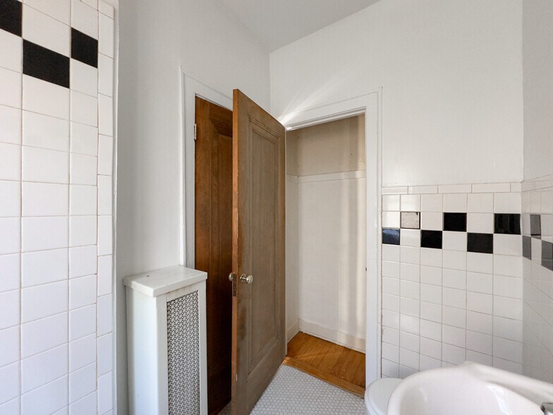 Building Photo - 522 W Surf St