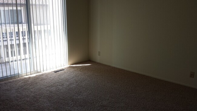Building Photo - Lovely Pleasanton Townhouse