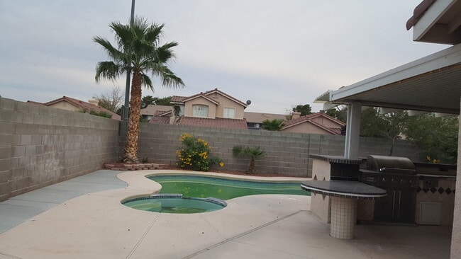 Building Photo - Adorable Home with 3 beds, 2 bath plus a P...