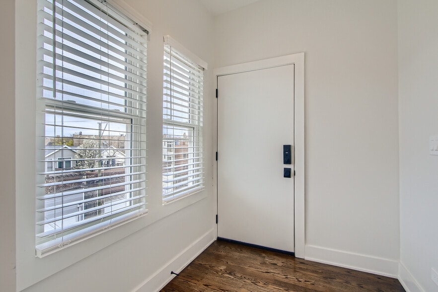 Building Photo - 1452 W Irving Park Rd