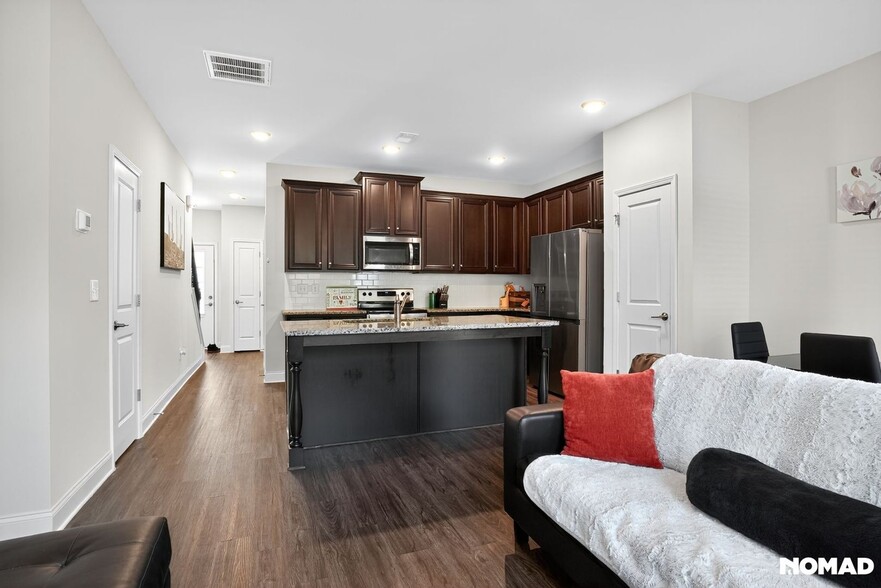 Building Photo - 3445 Sumersbe court