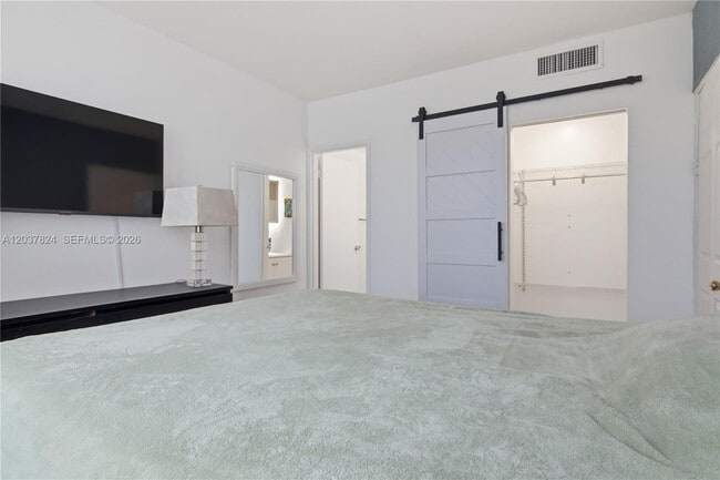 Building Photo - 801 Brickell Bay Dr