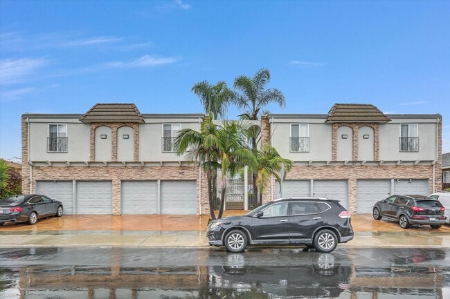 Building Photo - Upstairs 1 Bedroom Condo w/ Parking - Fresh Paint & Carpet!