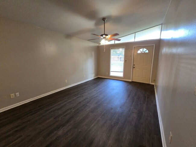 Building Photo - 3 bedroom 1.5 bathroom--Shady Grove Neighb...