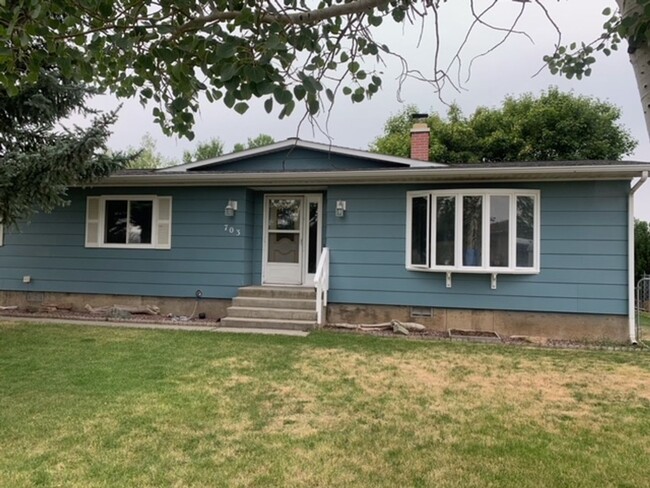 Building Photo - Cozy Stand Alone Home with Fenced Yard