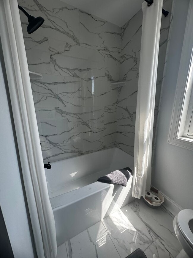 Building Photo - Beautiful newly renovated home in the Midd...