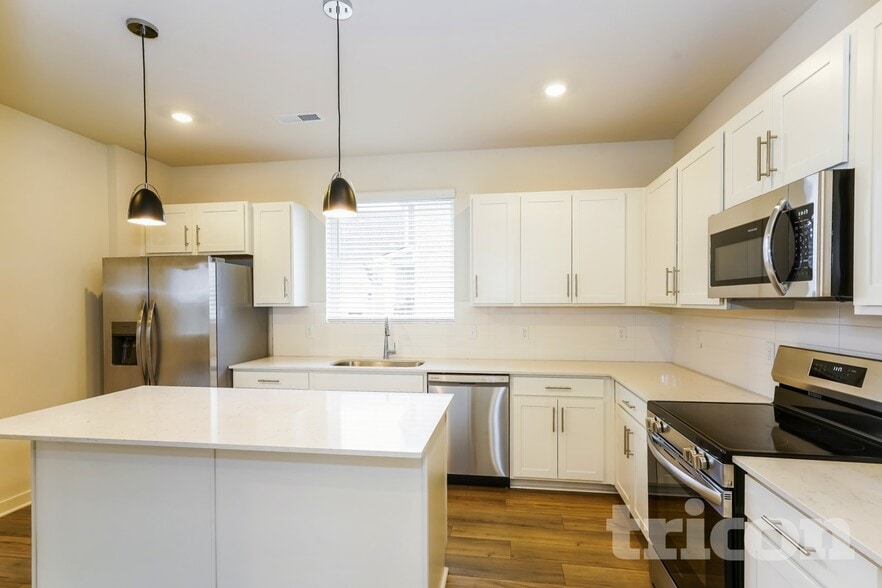 Building Photo - 7011 Park Knoll Dr