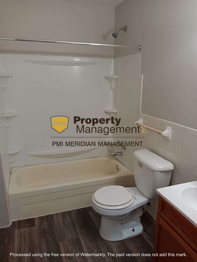 Building Photo - Cozy 2-Bedroom Duplex in the Heart of Indi...