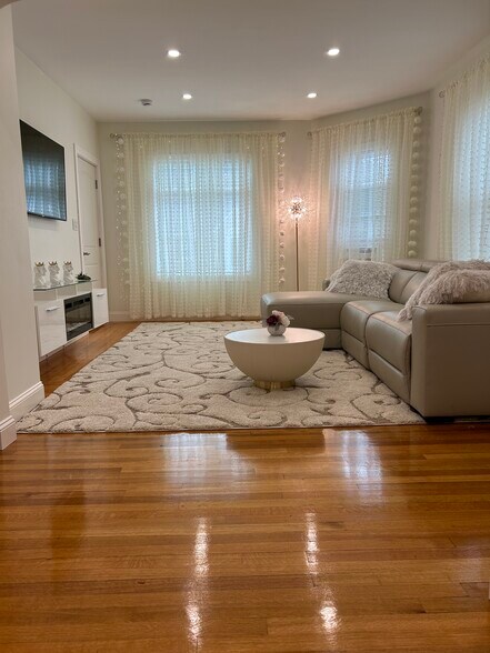 Living room - 90 Spruce St