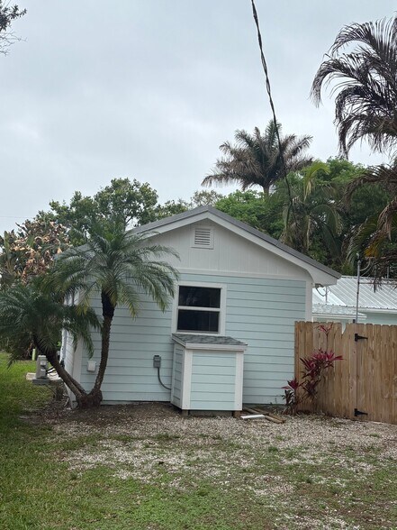 Building Photo - 626 SW Rustic Cir