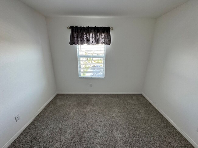 Building Photo - BEAUTIFUL PET FRIENDLY 3 BEDROOM 3 BATH TR...