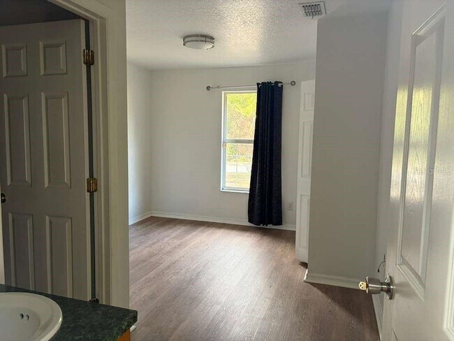 Building Photo - 548 E Walts Ave