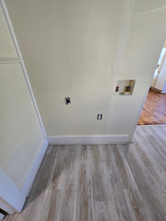 Building Photo - 116 Albert St