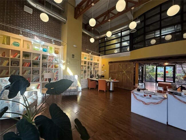 Building Photo - 911 N Orange Ave