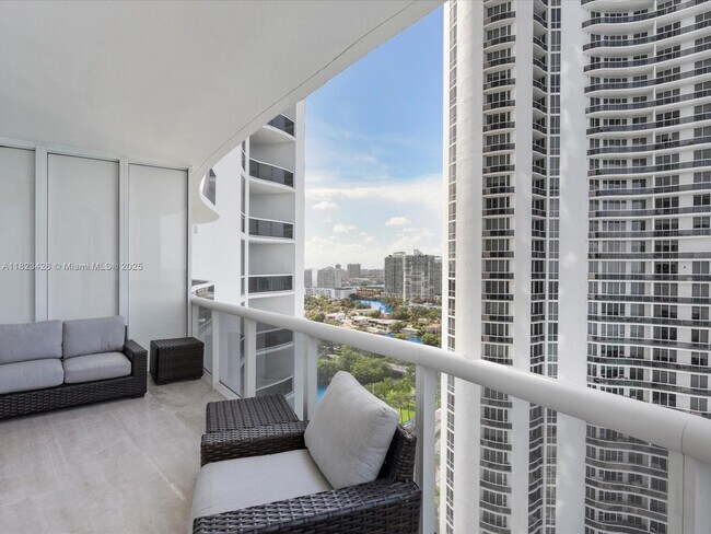 Building Photo - 15901 Collins Ave