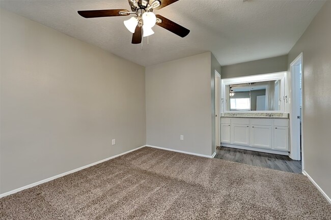 Building Photo - 16854 Gleneagle Dr N