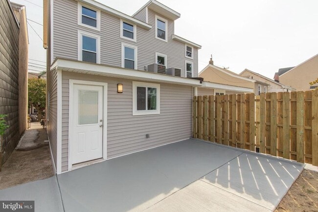 Building Photo - 454 Old Elm St