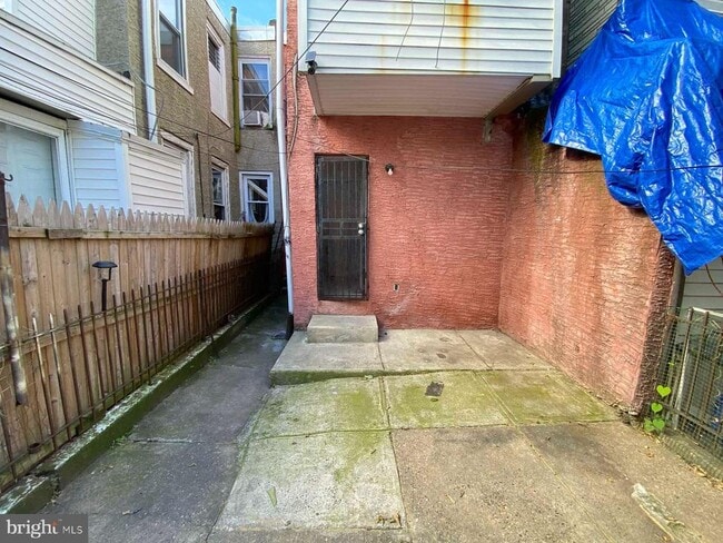 Building Photo - 1821 E Clementine St