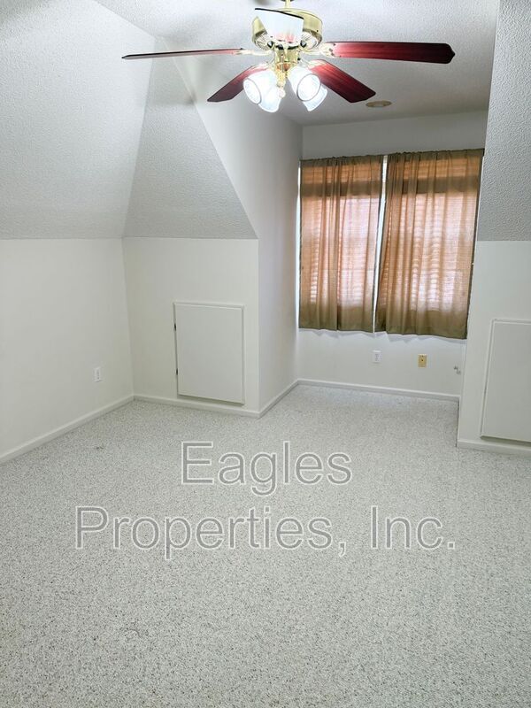 Building Photo - 107 Roundtree Ln