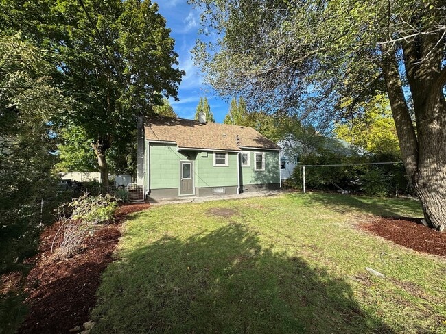 Building Photo - Wonderful 2+ Bedroom 1 Bath Shadle Area Home