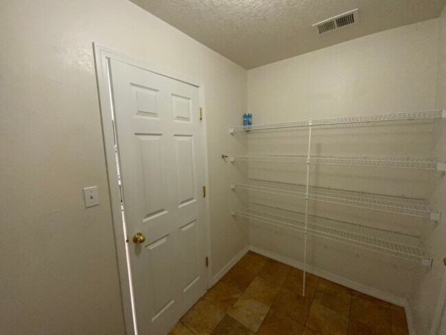Building Photo - 4 Bedroom Home Available Near Golf Course ...