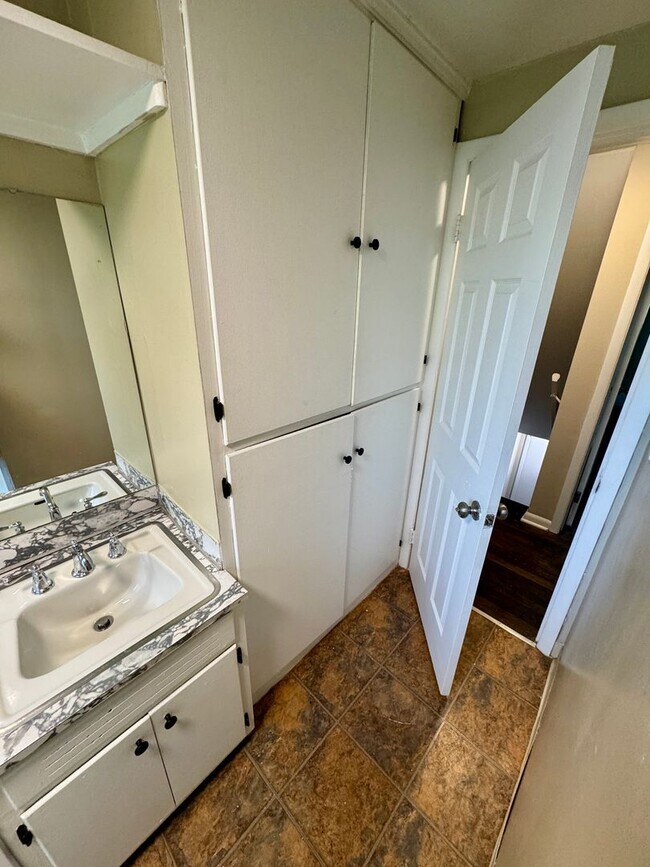 Building Photo - 3 Bedroom ~ Clintonville