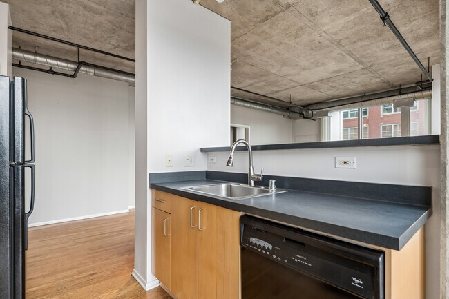 Building Photo - 700 W Van Buren St