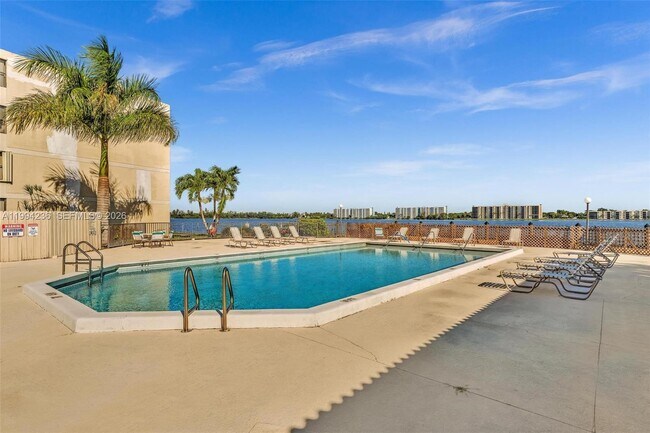 Building Photo - 109 Lake Emerald Dr