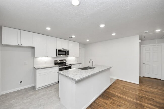 Building Photo - 8705 Dunlap St