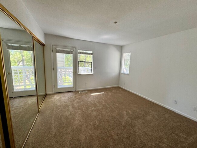 Building Photo - Wonderful 2 story condo in Ashford Ct-Deta...