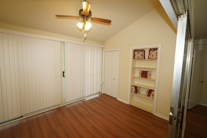 Building Photo - 691 Towne Center Dr