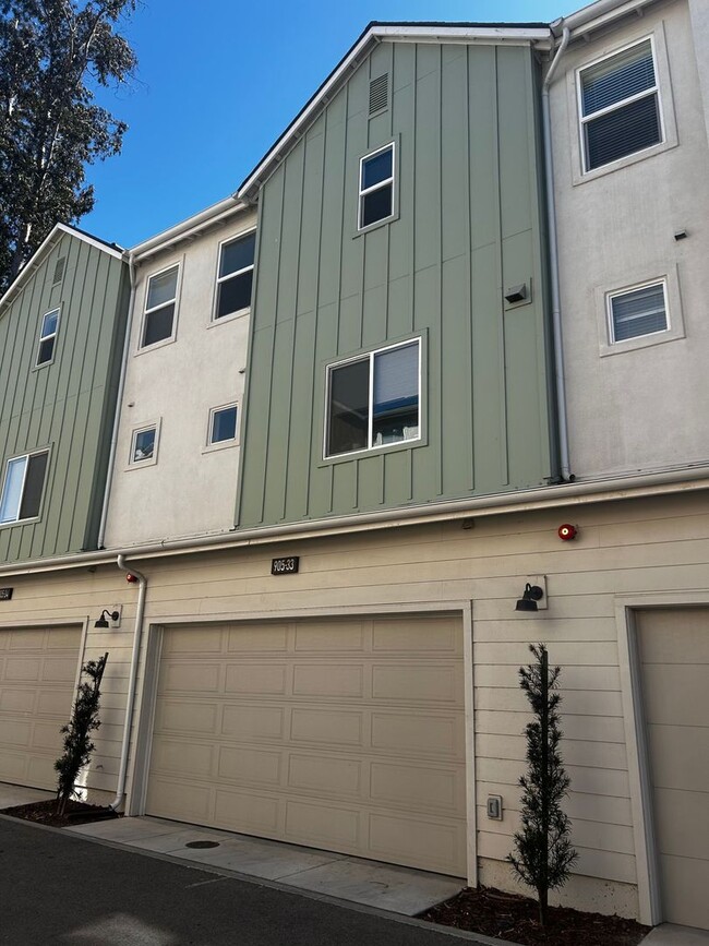 Building Photo - Beautiful, Newly Constructed 3bd/3.5ba Hom...