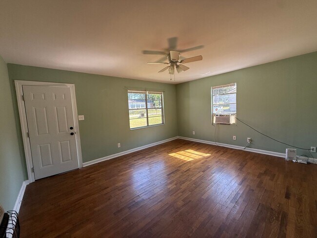 Building Photo - 2/1 Home Available Now!