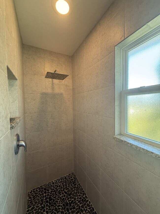 Building Photo - Beautiful and Spacious 3/2 with Separate Entrance 1/1 In-Law Suite, RV Parking