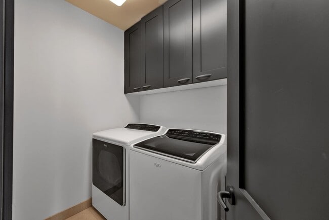 Building Photo - Luxury 3-Bed Condo at Coconut Grove. Ocean Views. Nov 1