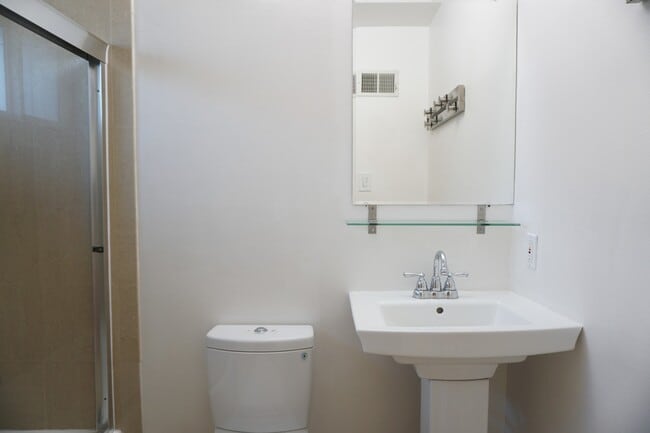 Building Photo - Beautiful Renovated Home, Remodeled Kitche...