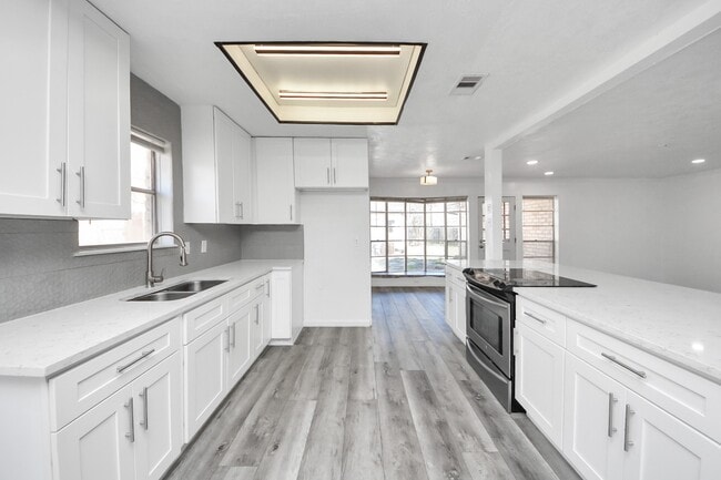 Building Photo - 8011 La Roche Ln