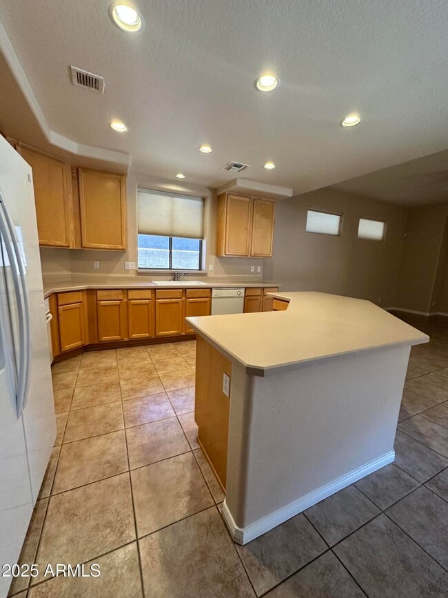 Building Photo - 2627 E Acoma Dr