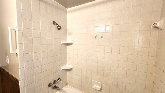 Building Photo - 3 Bed 1 Bath 1 Car Garage in the Leonhardt...