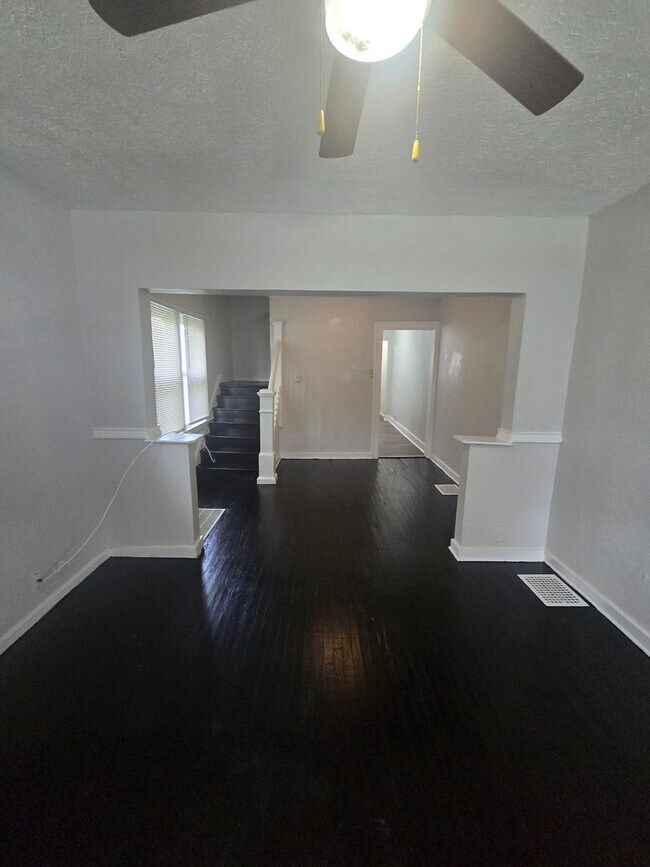 Building Photo - SOUTHSIDE TWO BEDROOM DUPLEX WITH LARGE BACK YARD