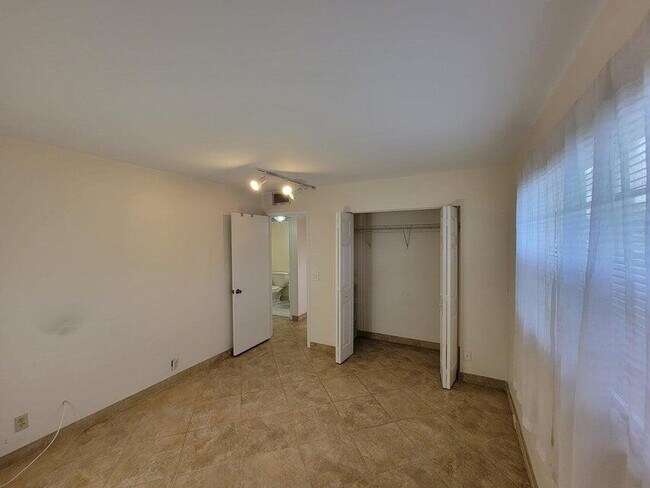 Building Photo - 337 Mansfield I