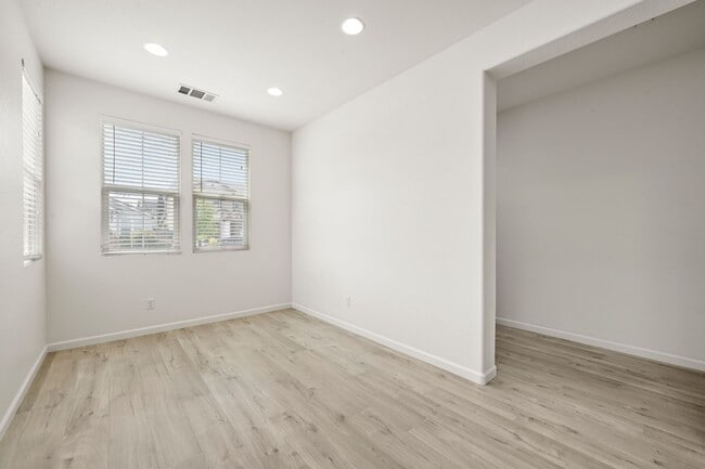 Building Photo - Desirable Elk Grove Area
