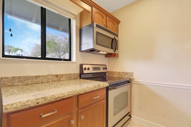 Building Photo - 706 Club Dr