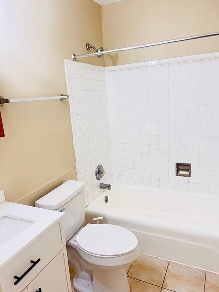 Building Photo - 655 Deepwoods Dr