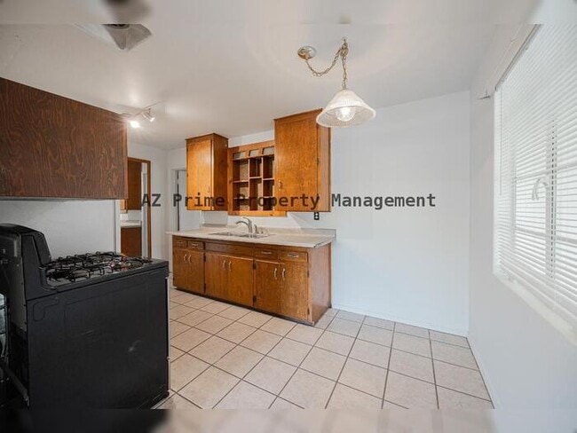 Building Photo - 9430 N 11th Pl