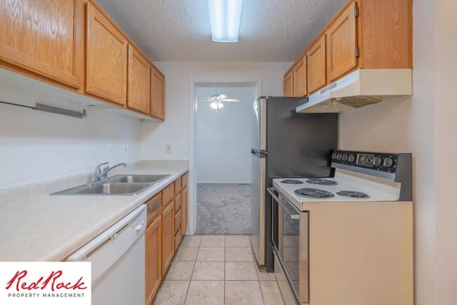 Building Photo - Charming 2 Bed / 1 Bath Apartment in a Prime Location