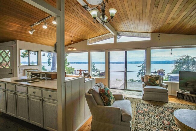 Building Photo - Gorgeous Langley Home With Water View and ...
