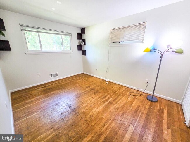 Building Photo - 305 Hillsboro Dr