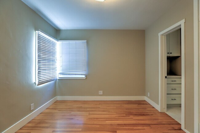 Building Photo - Olive (451-453)