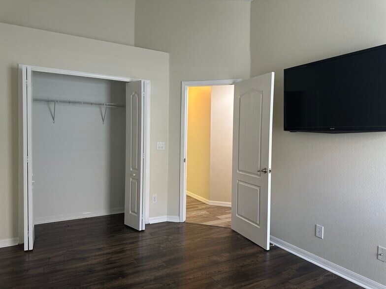 Building Photo - 3145 Dunstable Dr